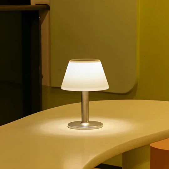 GlowLite – Elegant bordlampe med blødt omgivende lys