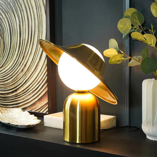 GlamourLight - Stilfuld guldfinish lampe til interiør elegance