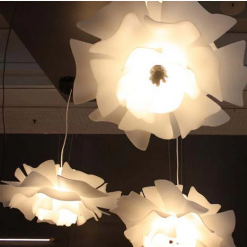 SophiaBloom – Blomsterformet pendel i blødt hvidt med skulpturelt design