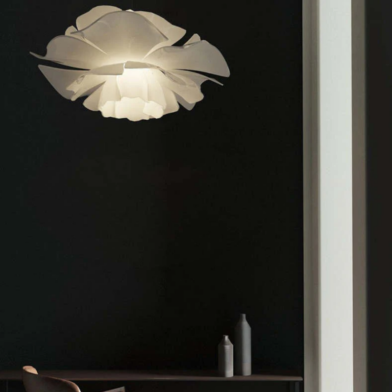 SophiaBloom – Blomsterformet pendel i blødt hvidt med skulpturelt design