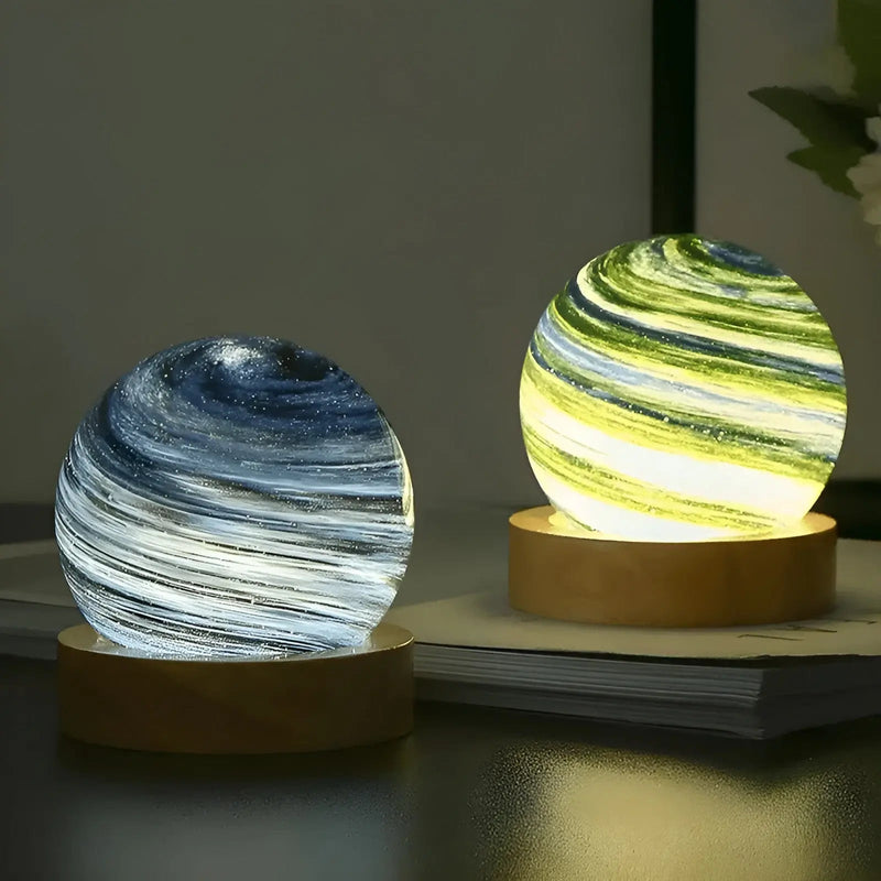 OrbitGlow - 3D Glas Mini Space Planet Lampe til dit hjem