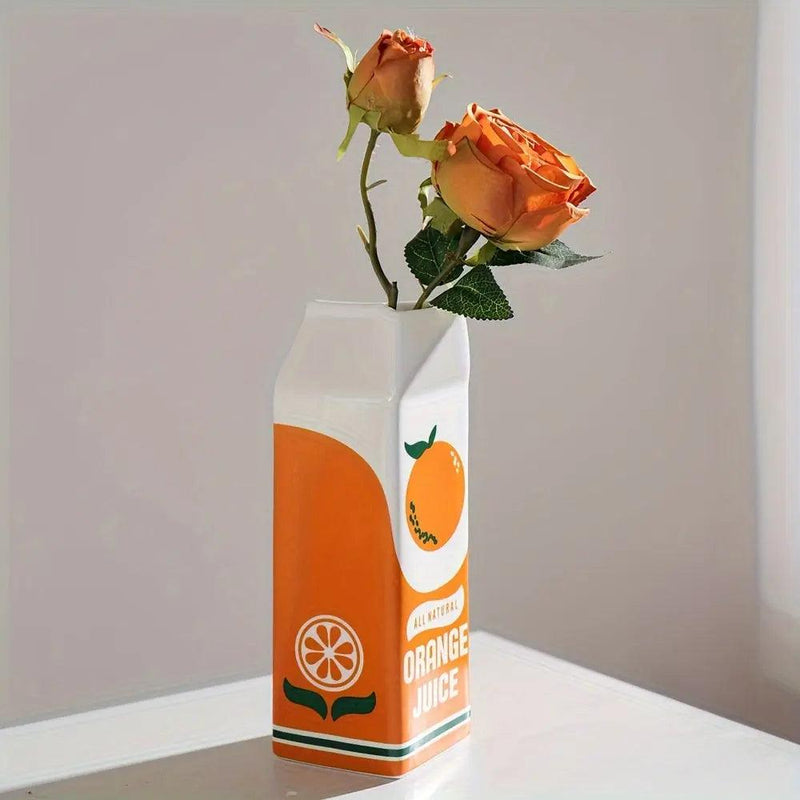 JuicyBloom – Vase med Karton-Inspireret Design og Legende Trykte Detaljer