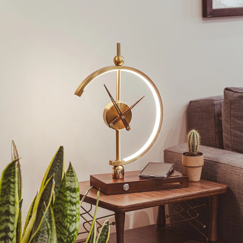 LumaSync – Multifunktionel Lampe, Ur og Trådløs Oplader til Moderne Hjem