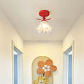 GlowPetal – Blomsterformet loftslampe med legende rød base