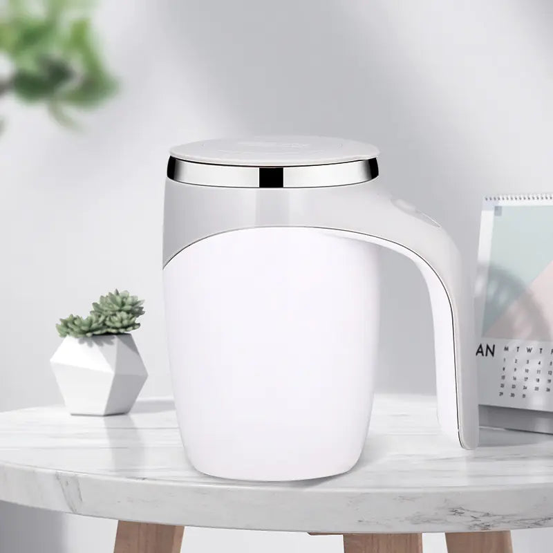 StirGo – Elegant selvrørende rejsekrus med knap og spildsikkert låg