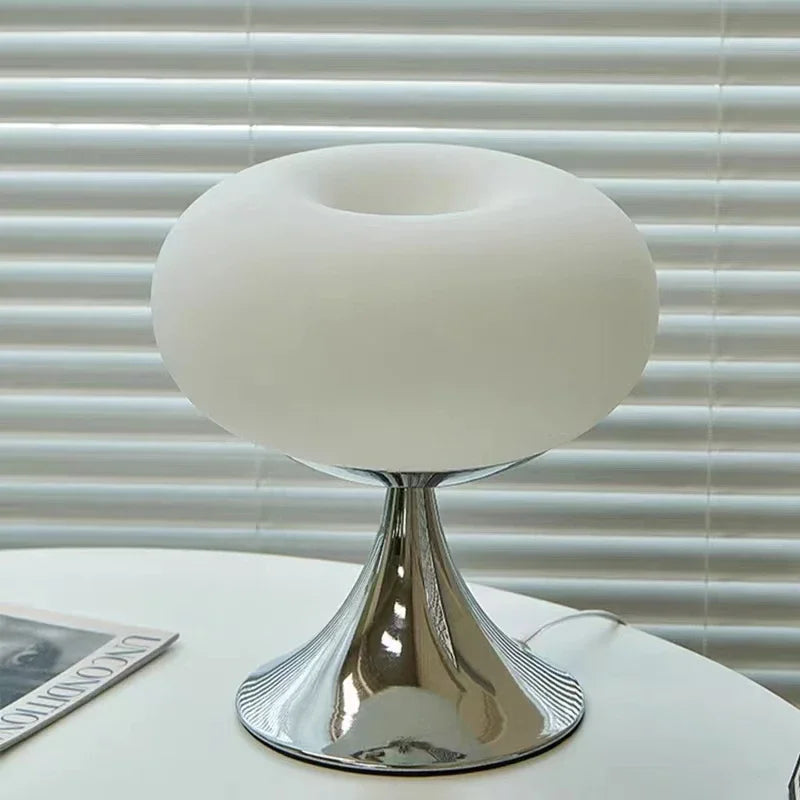 AppleLuxe – Antikinspireret bordlampe med klassisk æbleform