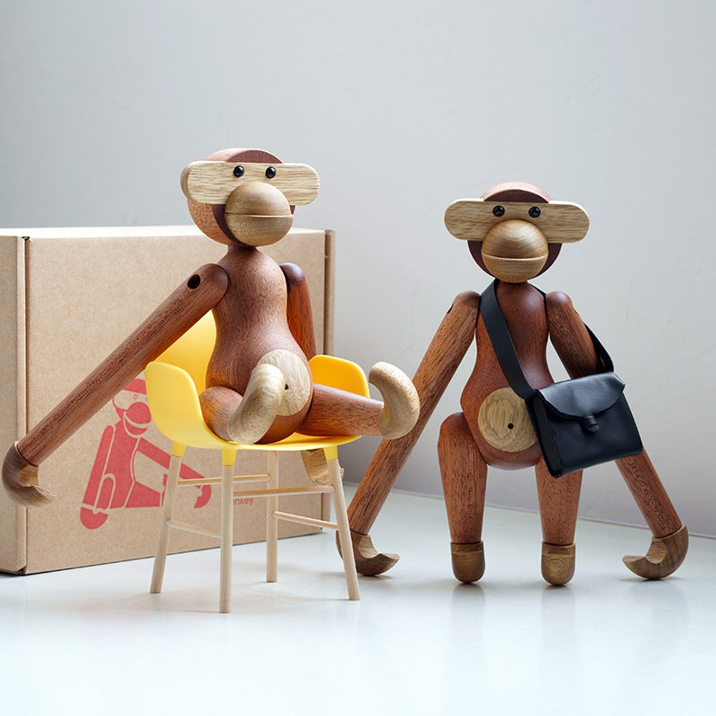 CheekyCharm - Playful abe ornament med et unikt og kunstnerisk design