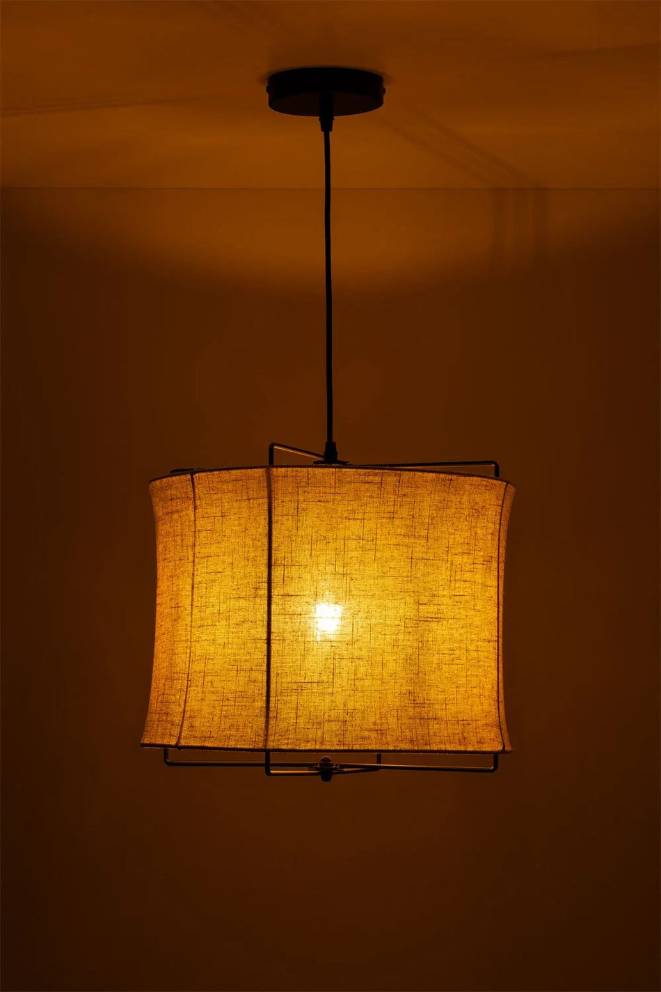 Metaluxe - Stilfuld loftslampe med en blød skærm i hør