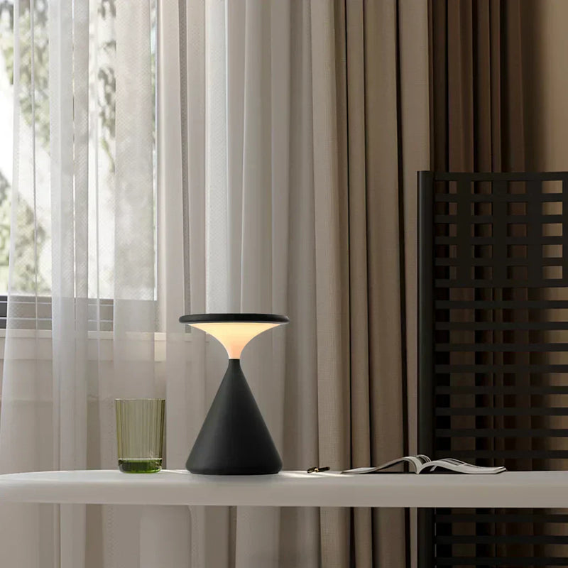 ConoGlow – Moderne Bordlampe med konisk konisk base og blød omgivende belysning