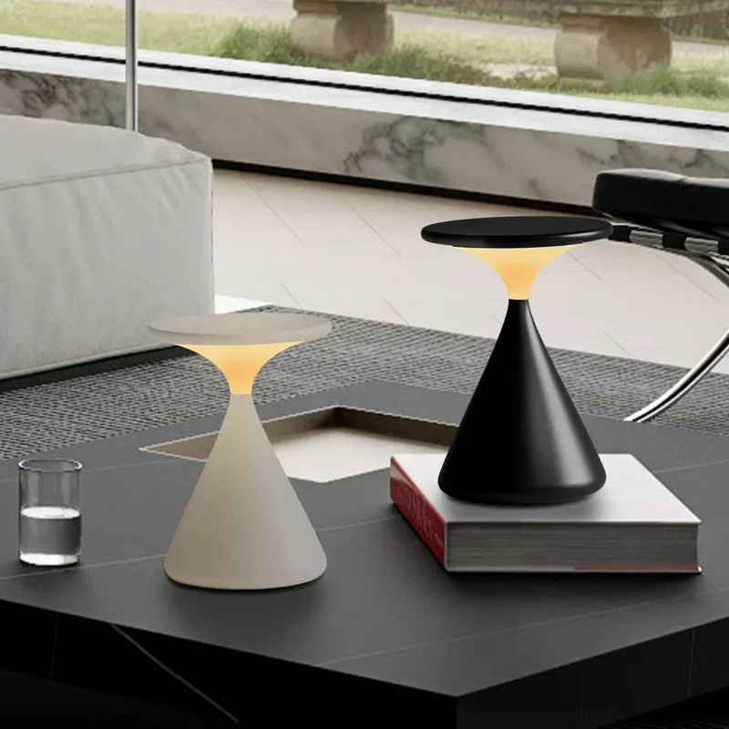 ConoGlow – Moderne Bordlampe med konisk konisk base og blød omgivende belysning