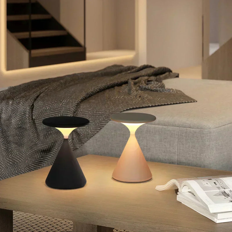 ConoGlow – Moderne Bordlampe med konisk konisk base og blød omgivende belysning