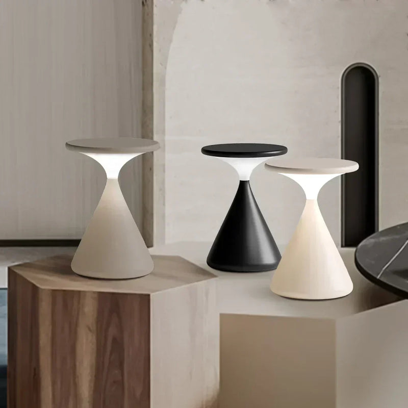 ConoGlow – Moderne Bordlampe med konisk konisk base og blød omgivende belysning