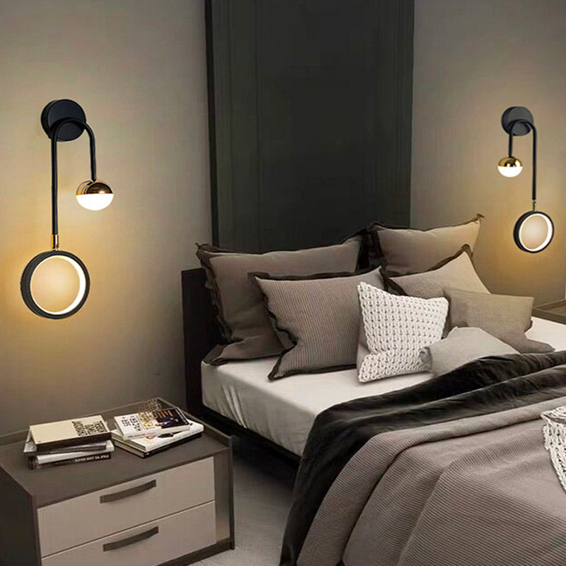 WallGlow – Vægmonteret lampe med buet arm og cirkulært lys for varm atmosfære