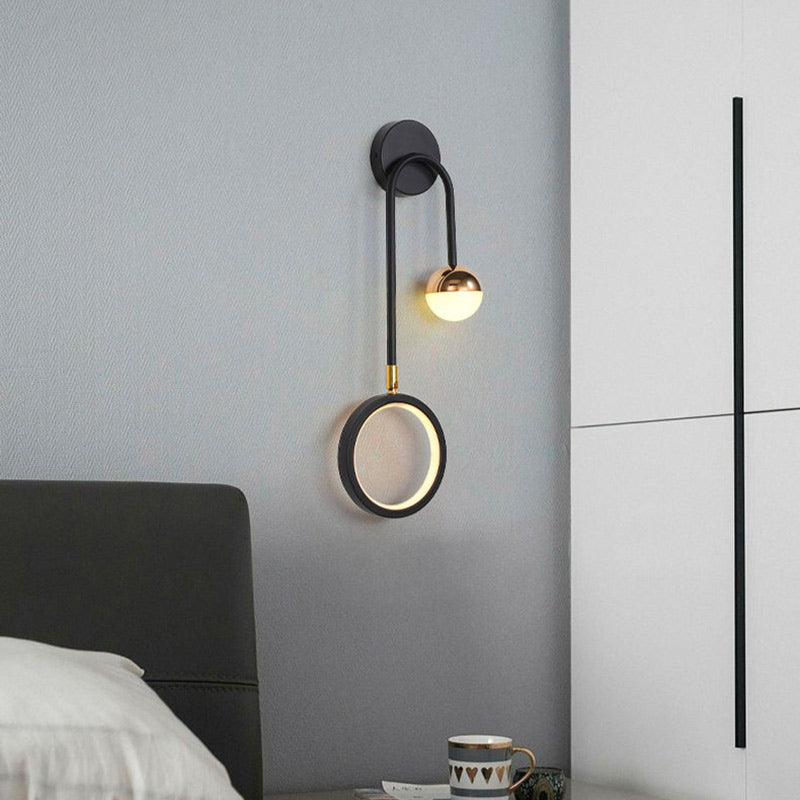 WallGlow – Vægmonteret lampe med buet arm og cirkulært lys for varm atmosfære