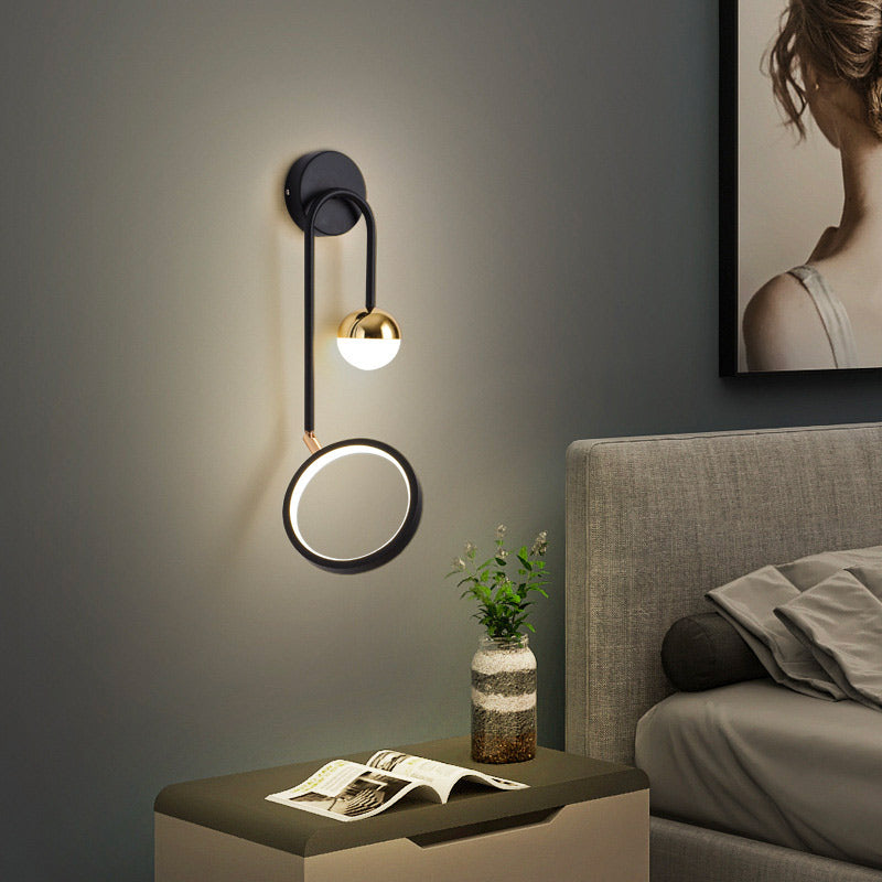 WallGlow – Vægmonteret lampe med buet arm og cirkulært lys for varm atmosfære