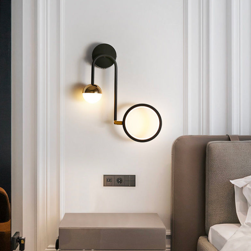 WallGlow – Vægmonteret lampe med buet arm og cirkulært lys for varm atmosfære