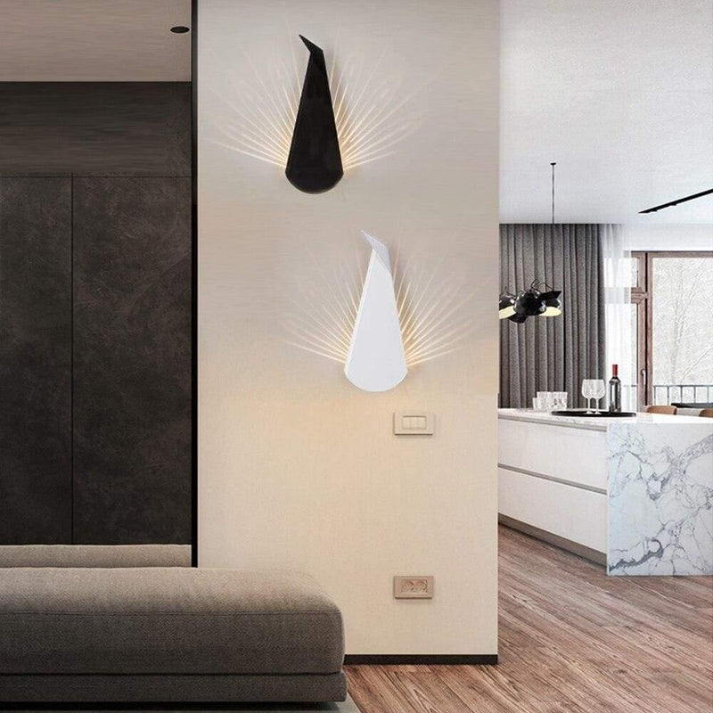 AuraFeather – Væglampe med påfuglinspireret design til moderne interiør