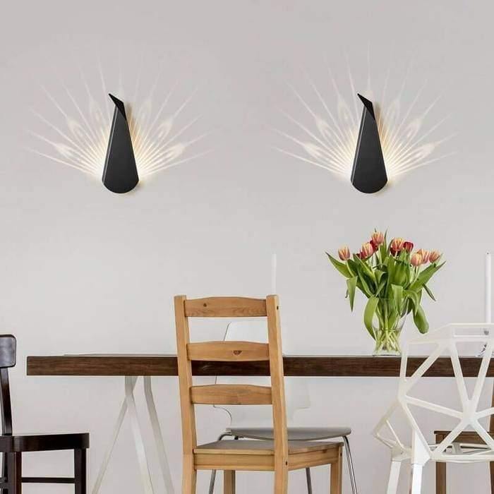 AuraFeather – Væglampe med påfuglinspireret design til moderne interiør