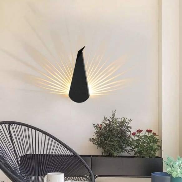 AuraFeather – Væglampe med påfuglinspireret design til moderne interiør