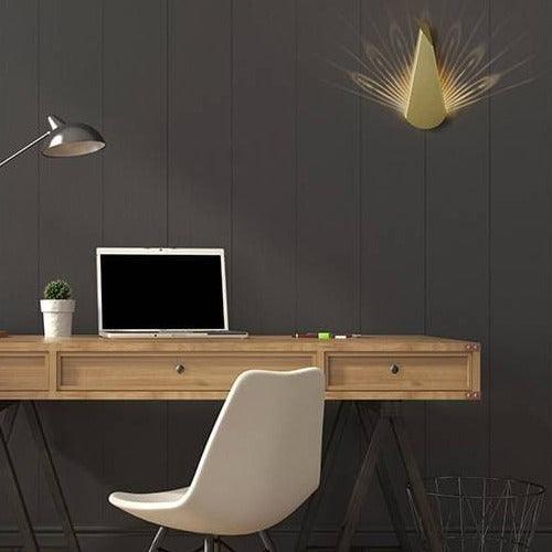 AuraFeather – Væglampe med påfuglinspireret design til moderne interiør