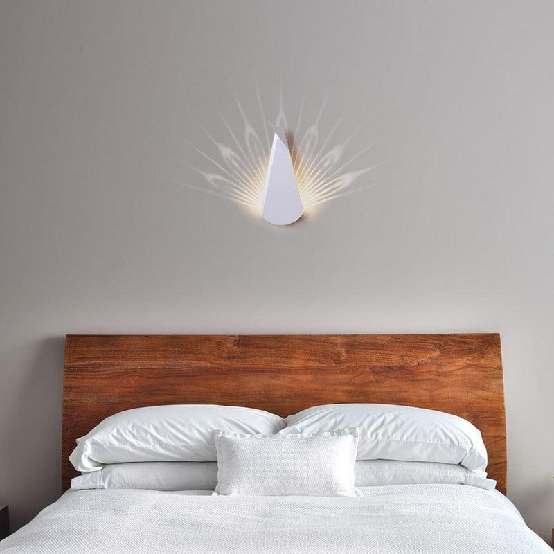 AuraFeather – Væglampe med påfuglinspireret design til moderne interiør