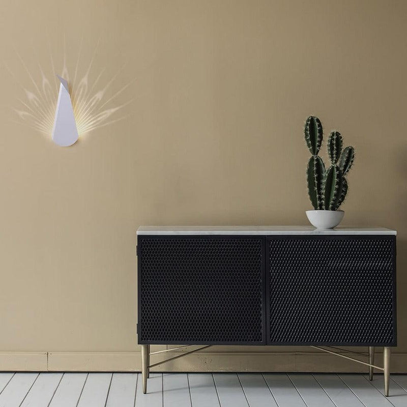 AuraFeather – Væglampe med påfuglinspireret design til moderne interiør