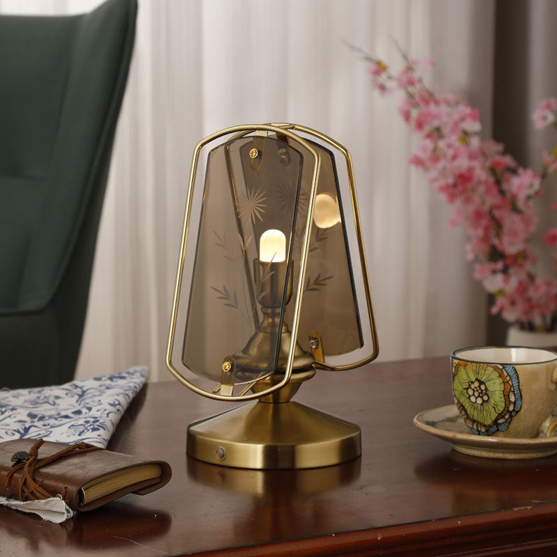 FloraGlow – Farverig bordlampe med blomstergraveret skærm og elegant fod