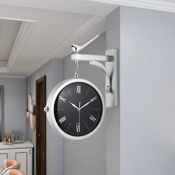 RomanTime – Dobbeltsidet vægur med romertal for klassisk elegance