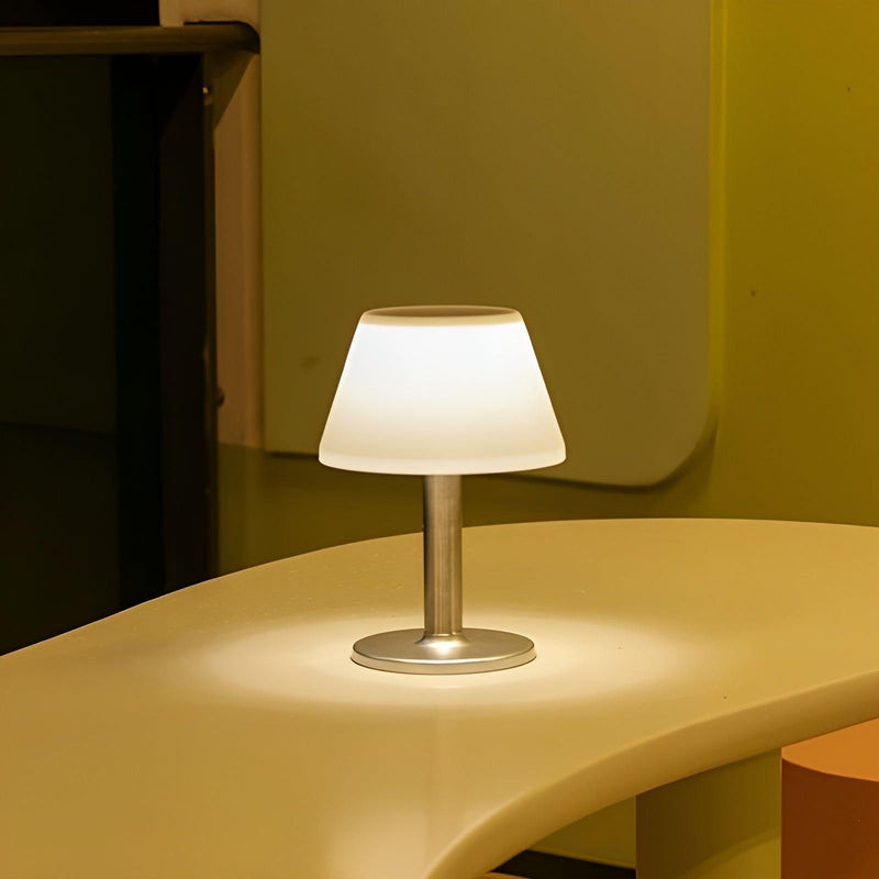 ClassicGlow – Elegant solcelledrevet bordlampe til udendørs charme