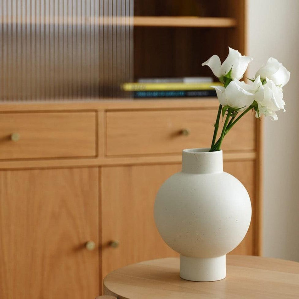 PureForm – Slank vase med glat buet krop i minimalistisk design