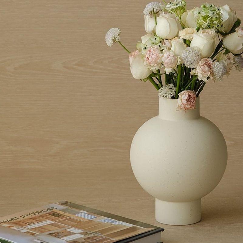 PureForm – Slank vase med glat buet krop i minimalistisk design