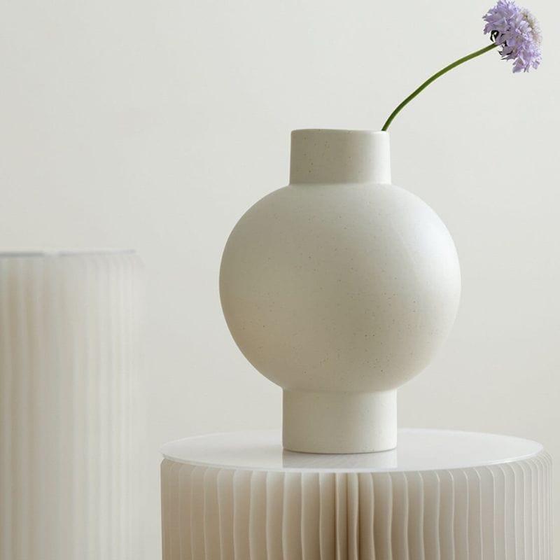 PureForm – Slank vase med glat buet krop i minimalistisk design