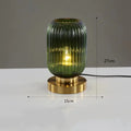 AuraGlow - Elegant bordlampe med ribbede detaljer og omgivende lys der skaber et beroligende rum