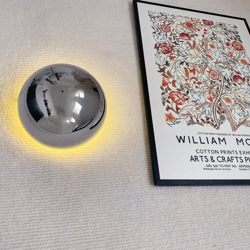 BauhausGlow – Middelalderinspireret væglampe med minimalistisk design