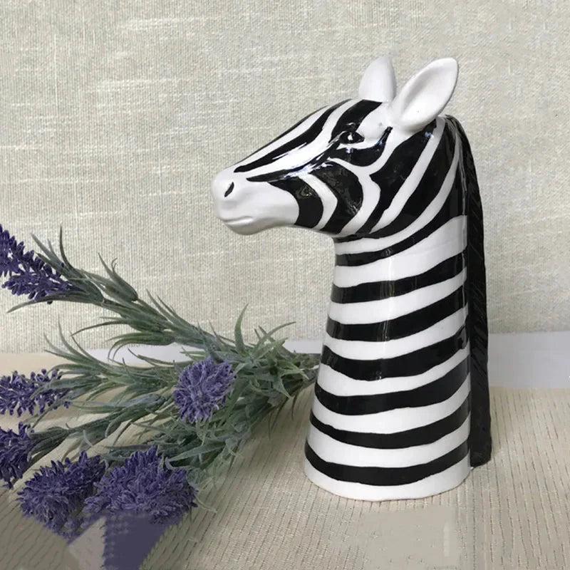ZyraForm – Keramisk stribet vase med moderne design og kunstneriske detaljer