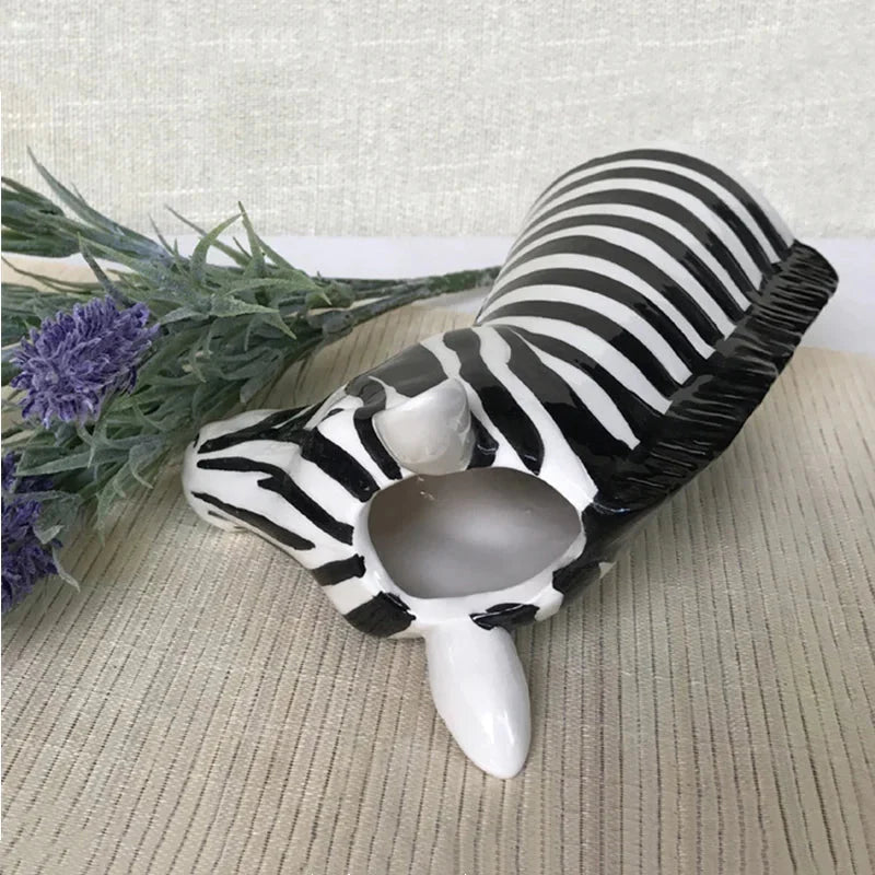 ZyraForm – Keramisk stribet vase med moderne design og kunstneriske detaljer