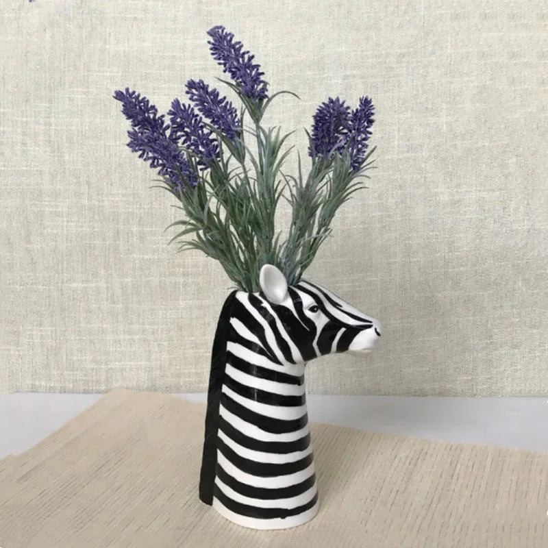 ZyraForm – Keramisk stribet vase med moderne design og kunstneriske detaljer