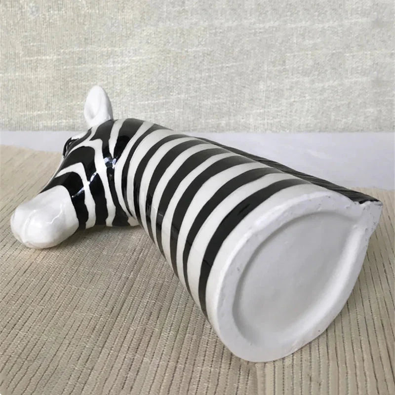 ZyraForm – Keramisk stribet vase med moderne design og kunstneriske detaljer