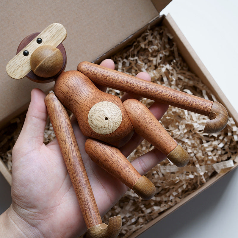 CheekyCharm - Playful abe ornament med et unikt og kunstnerisk design