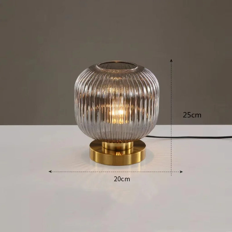 AuraGlow - Elegant bordlampe med ribbede detaljer og omgivende lys der skaber et beroligende rum