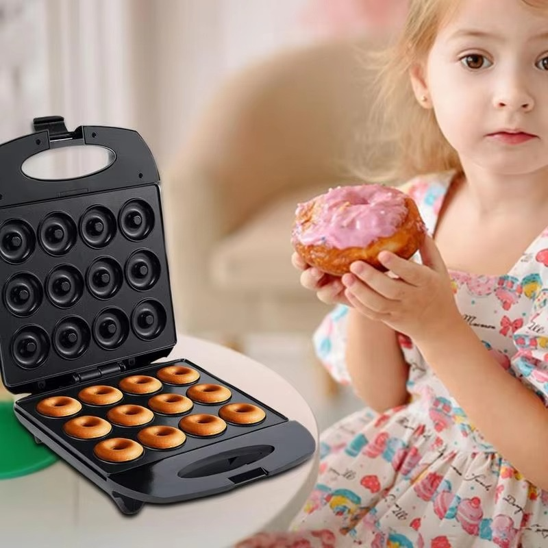DoughDelight – Kompakt 12-huls donutmaskine til søde kreationer