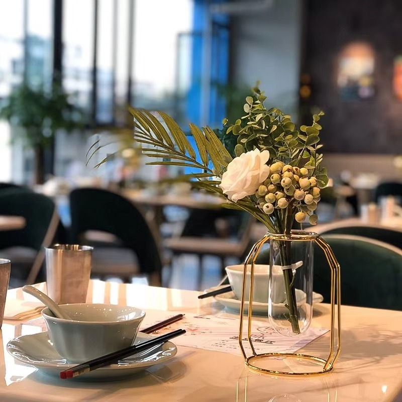 LumoGlass – Klar Glasvase med Slank Base til Elegant Blomsterdekoration