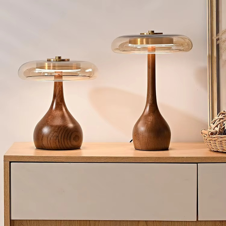 WoodenBliss - Bordlampe i svampelignende stil med glasskærm for en retro-inspireret atmosfære