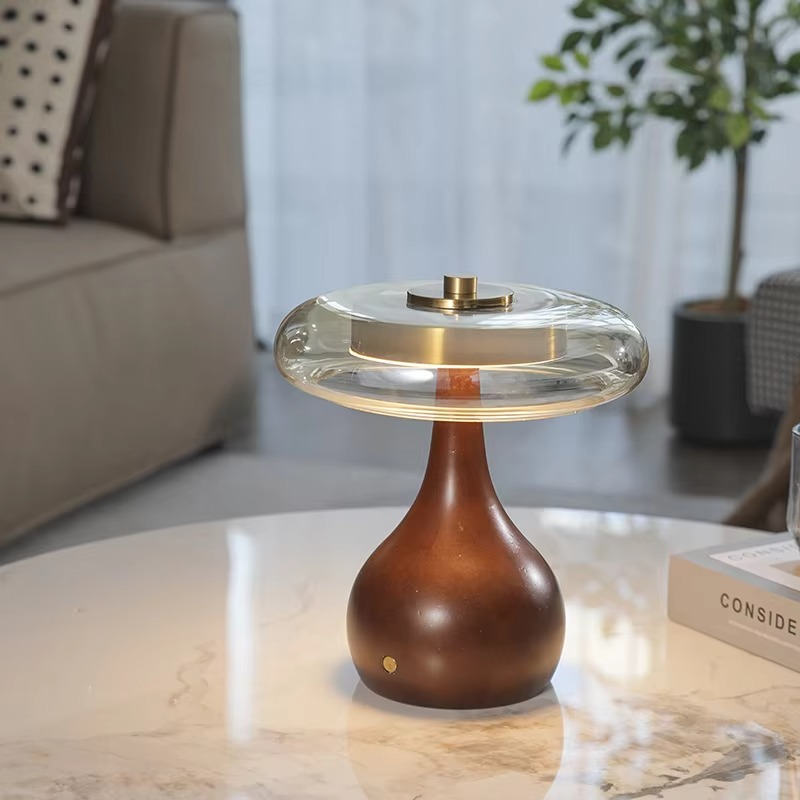 WoodenBliss - Bordlampe i svampelignende stil med glasskærm for en retro-inspireret atmosfære