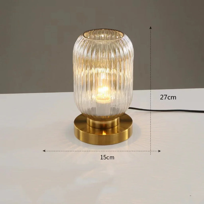 AuraGlow - Elegant bordlampe med ribbede detaljer og omgivende lys der skaber et beroligende rum
