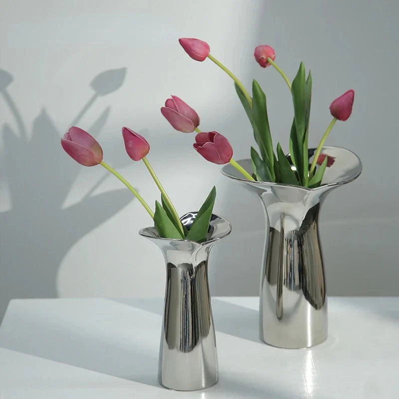 LuxeForm – Sølv Keramisk Vase med Geometrisk Udvidet Design til Moderne Boligindretning