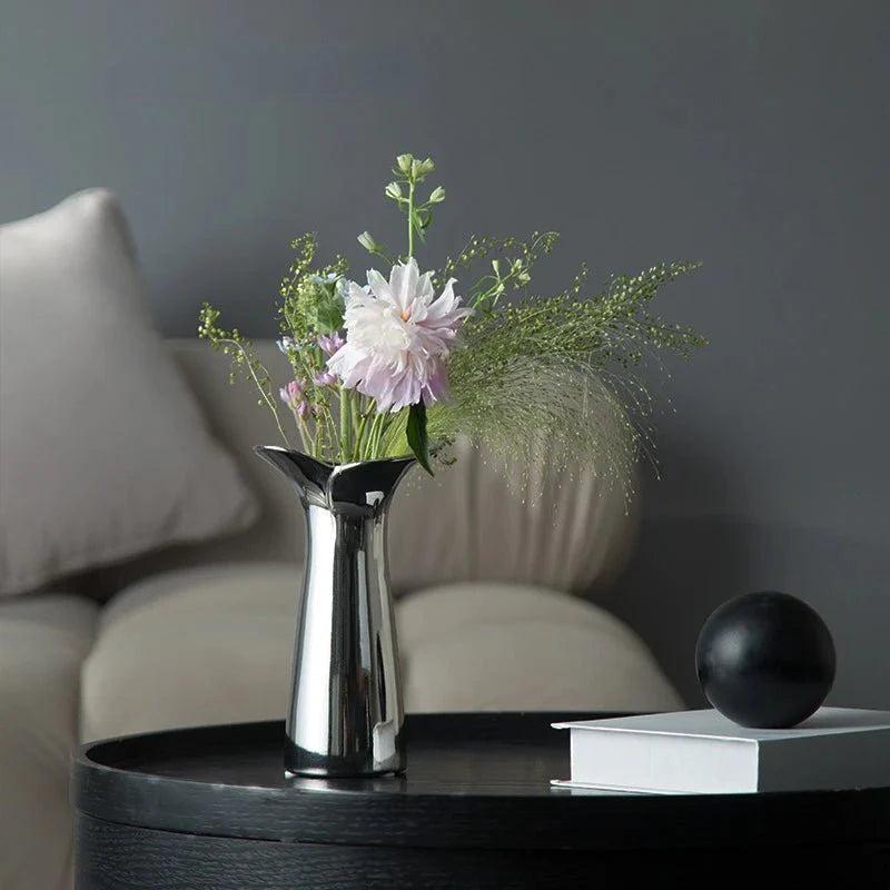 LuxeForm – Sølv Keramisk Vase med Geometrisk Udvidet Design til Moderne Boligindretning