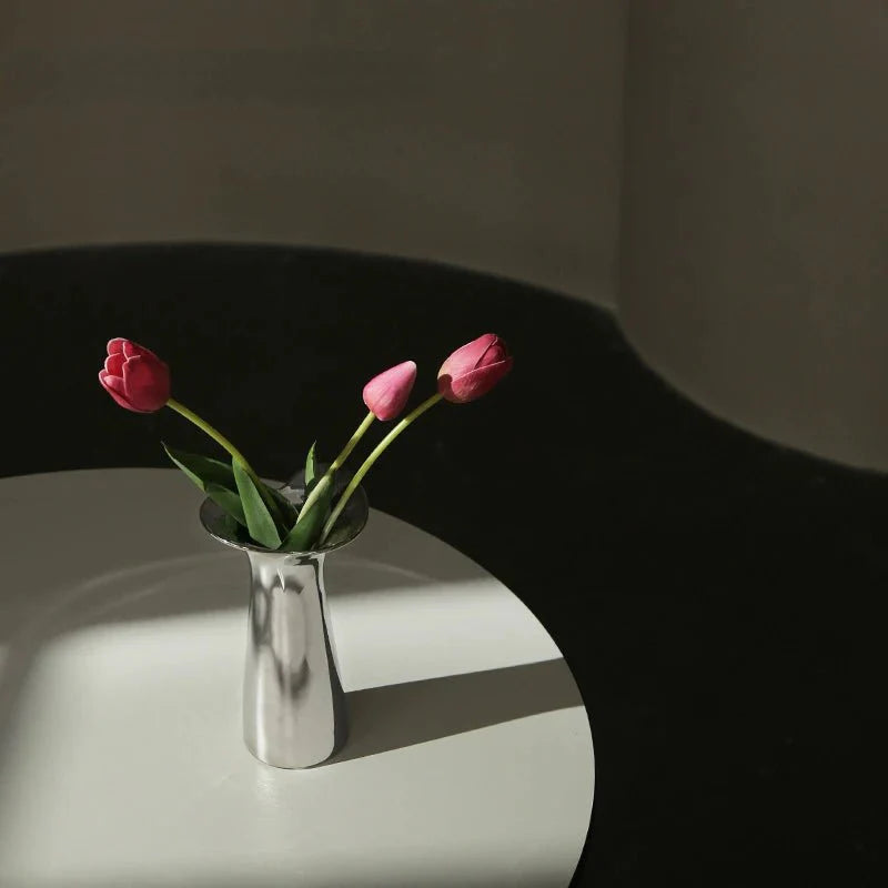 LuxeForm – Sølv Keramisk Vase med Geometrisk Udvidet Design til Moderne Boligindretning