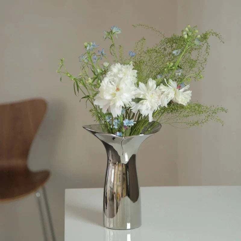 LuxeForm – Sølv Keramisk Vase med Geometrisk Udvidet Design til Moderne Boligindretning