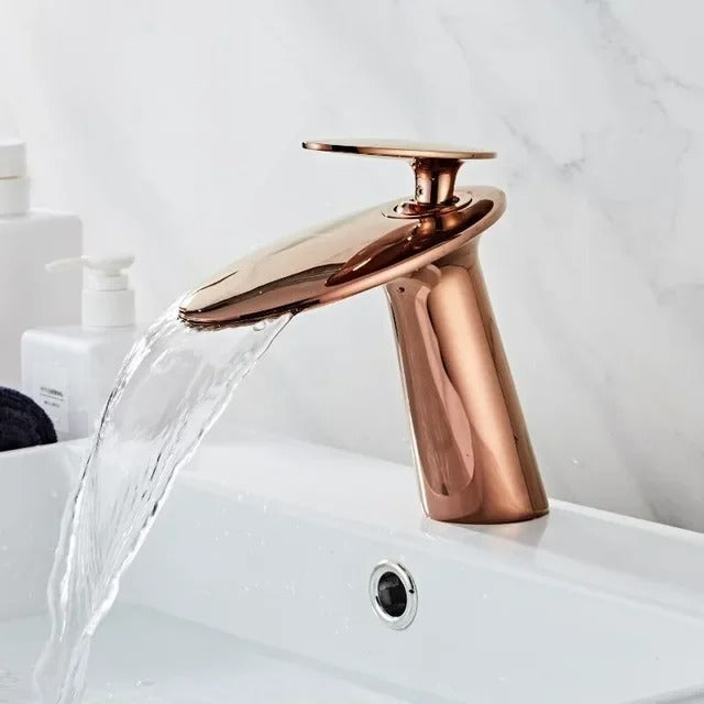 AquaFlow – Moderne vandfaldsarmatur med enkeltgrebsdesign